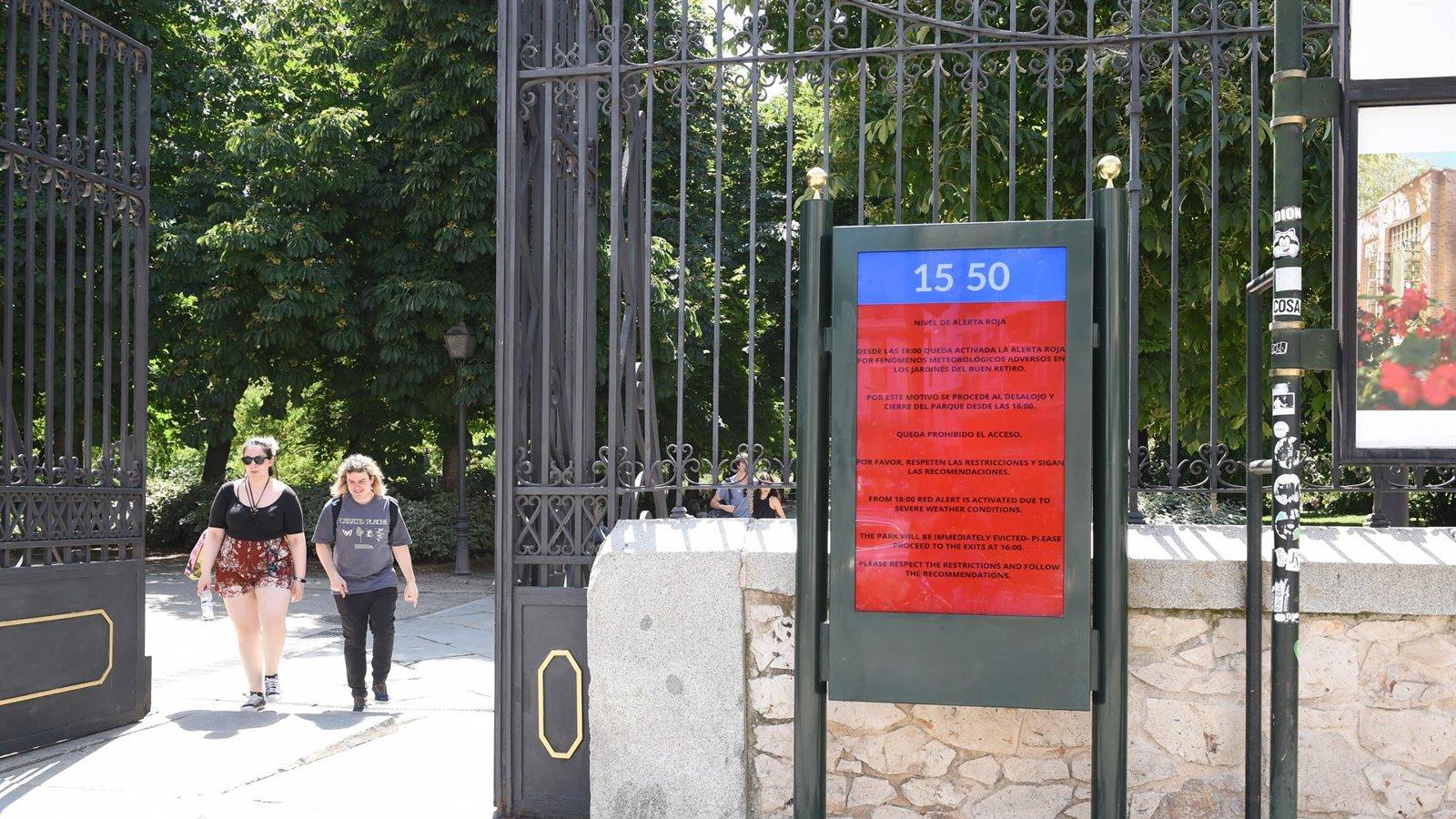 El Retiro y otros cinco parques cierran por rachas de hasta 71 km/h El Retiro y otros cinco parques cierran por rachas de hasta 71 km/h