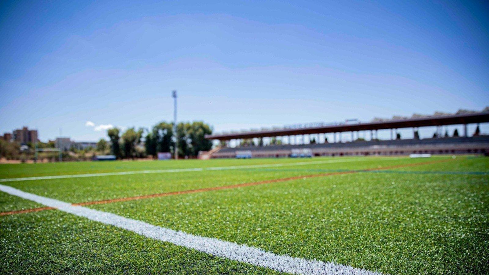 Rivas reabre el campo de atletismo tras renovar el césped Rivas reabre el campo de atletismo tras renovar el césped