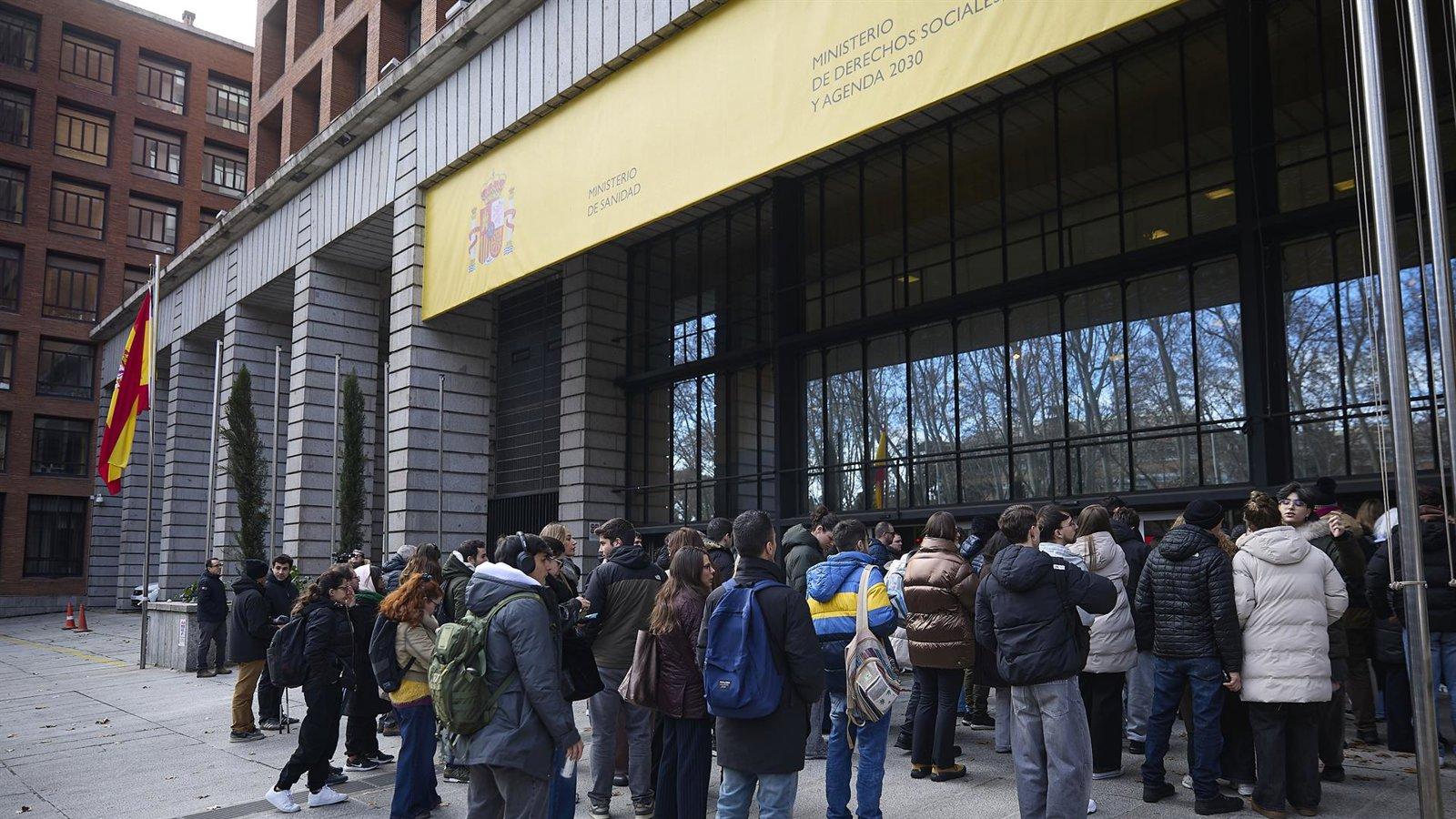 Polémica por las oposiciones sanitarias: cinco horas y media sin poder comer Polémica por las oposiciones sanitarias: cinco horas y media sin poder comer