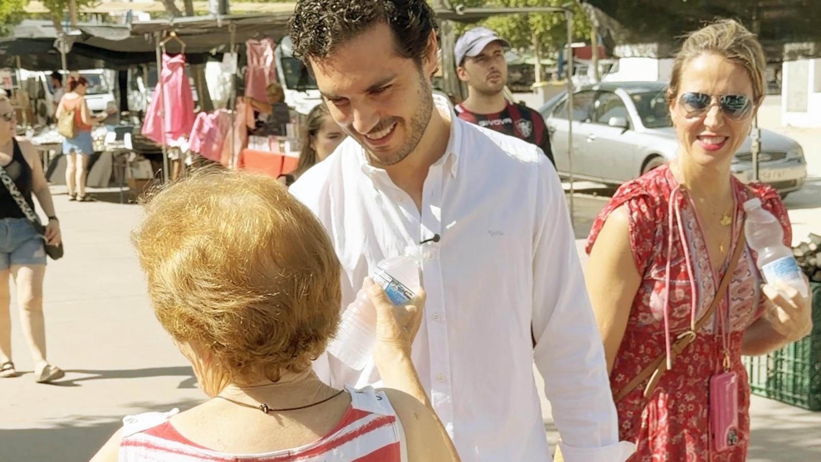 El alcalde de Torrejón reparte botellas de agua para combatir el calor El alcalde de Torrejón reparte botellas de agua para combatir el calor
