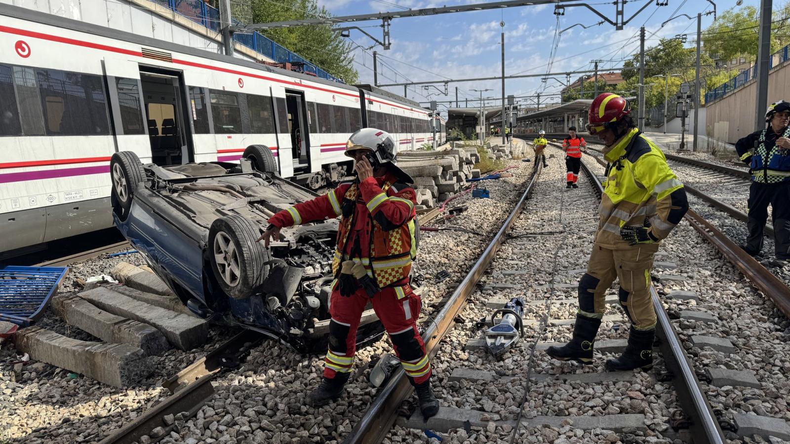 Un coche cae desde un puente hasta las vías junto a la estación de Cercanías de Fuenlabrada Un coche cae desde un puente hasta las vías junto a la estación de Cercanías de Fuenlabrada