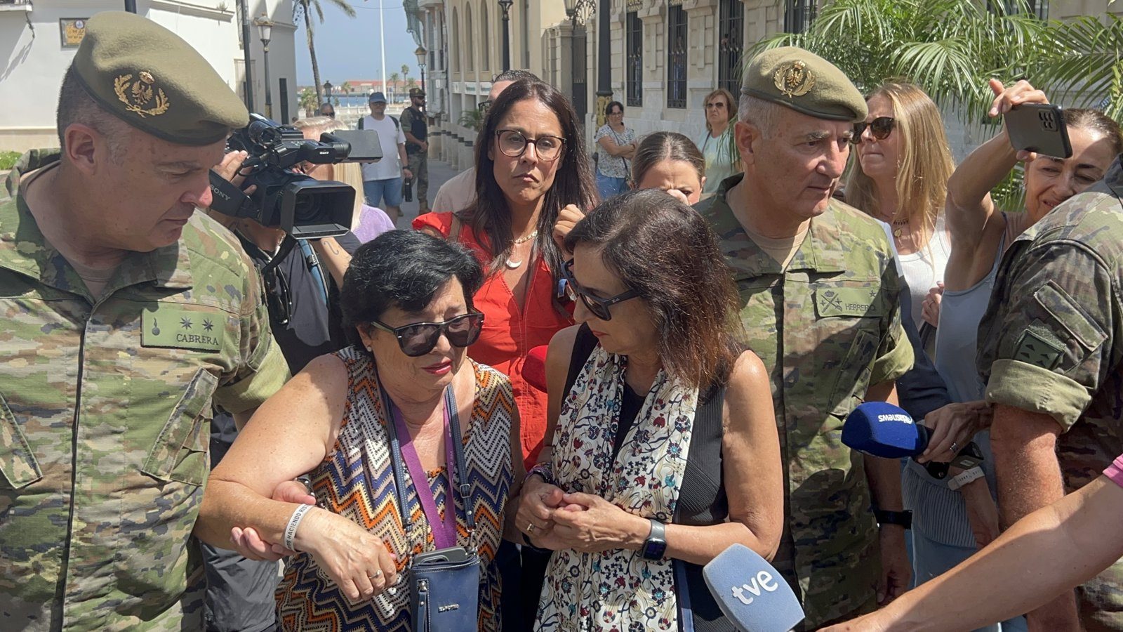 El malestar de los vecinos marca la visita de Robles a Ceuta