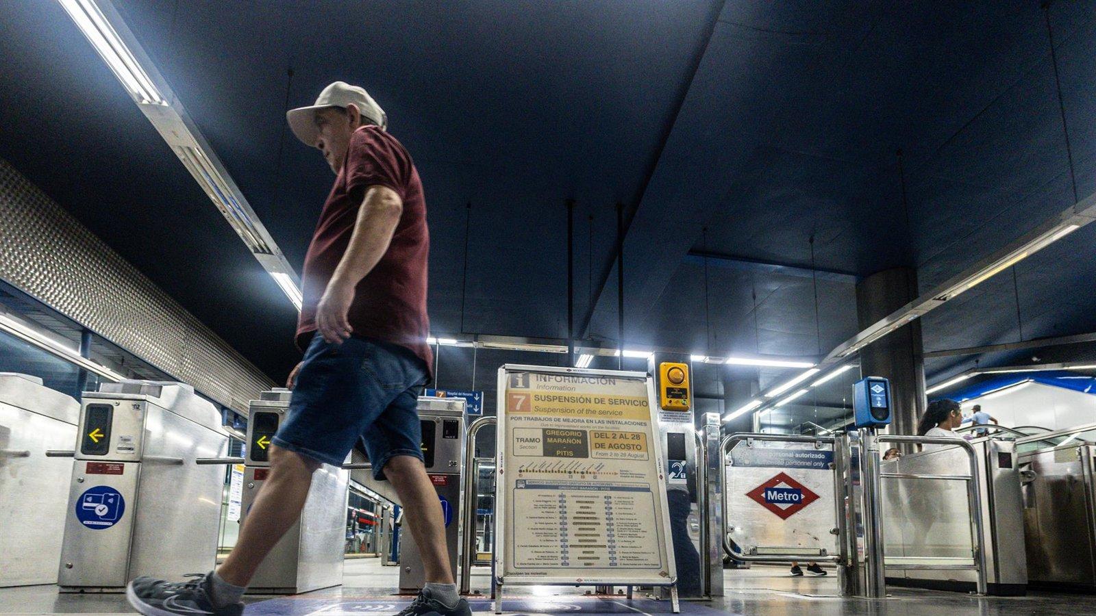 Pasajeros de Metro suben pero los del autobús bajan Pasajeros de Metro suben pero los del autobús bajan