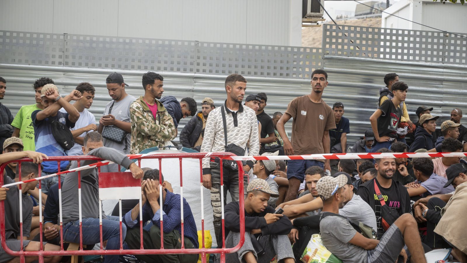 Trasladan a 864 migrantes de Ceuta a un nuevo centro de acogida Trasladan a 864 migrantes de Ceuta a un nuevo centro de acogida