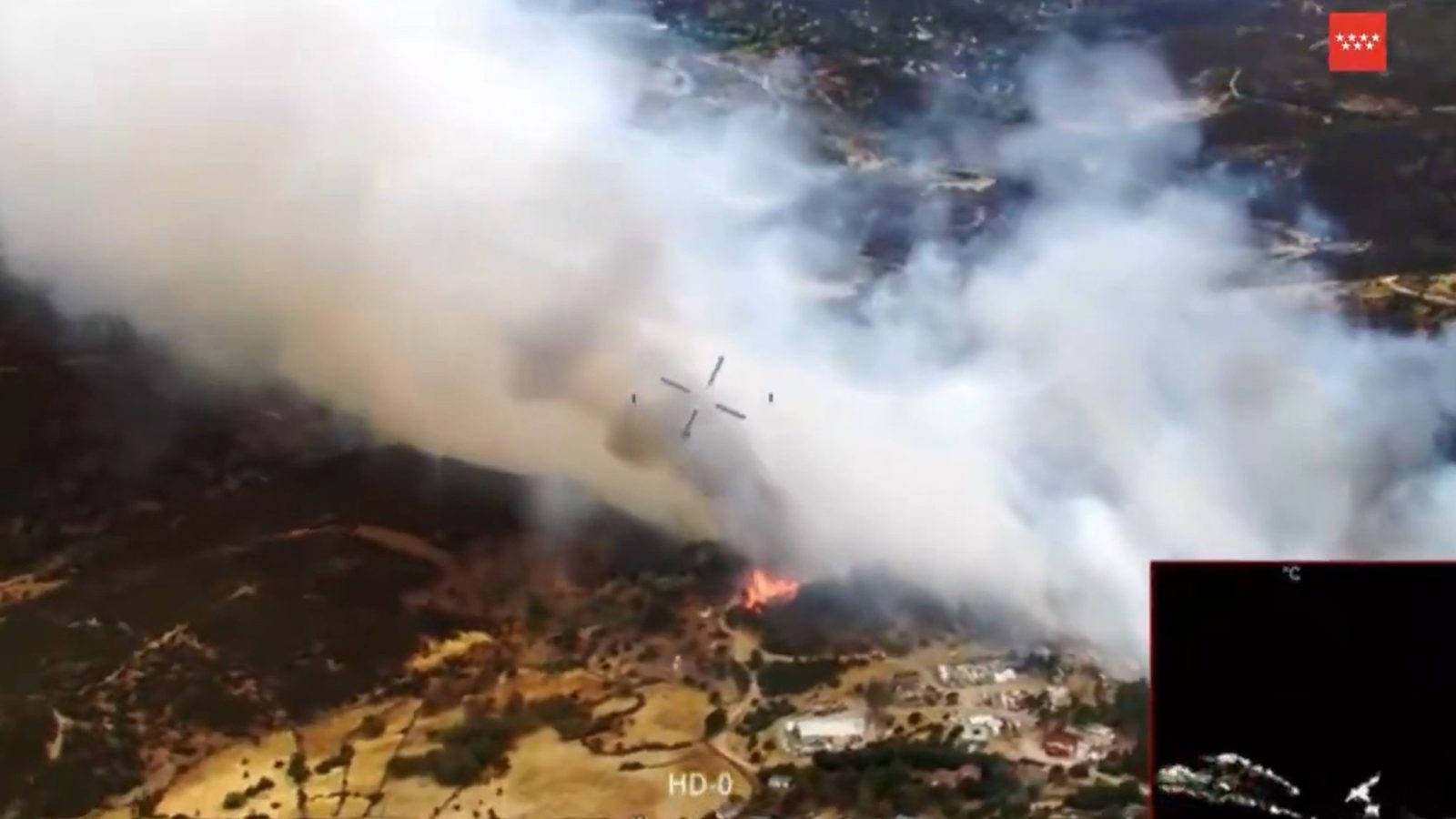 Confinadas dos urbanizaciones en Santa María de la Alameda por un incendio en la M-505 Confinadas dos urbanizaciones en Santa María de la Alameda por un incendio en la M-505