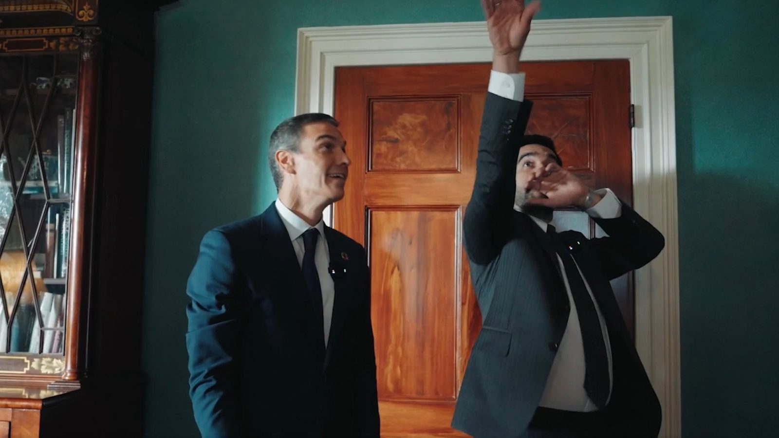 Sánchez y Mamdani juegan al baloncesto: "Ser de izquierdas es intentar tiros difíciles"
