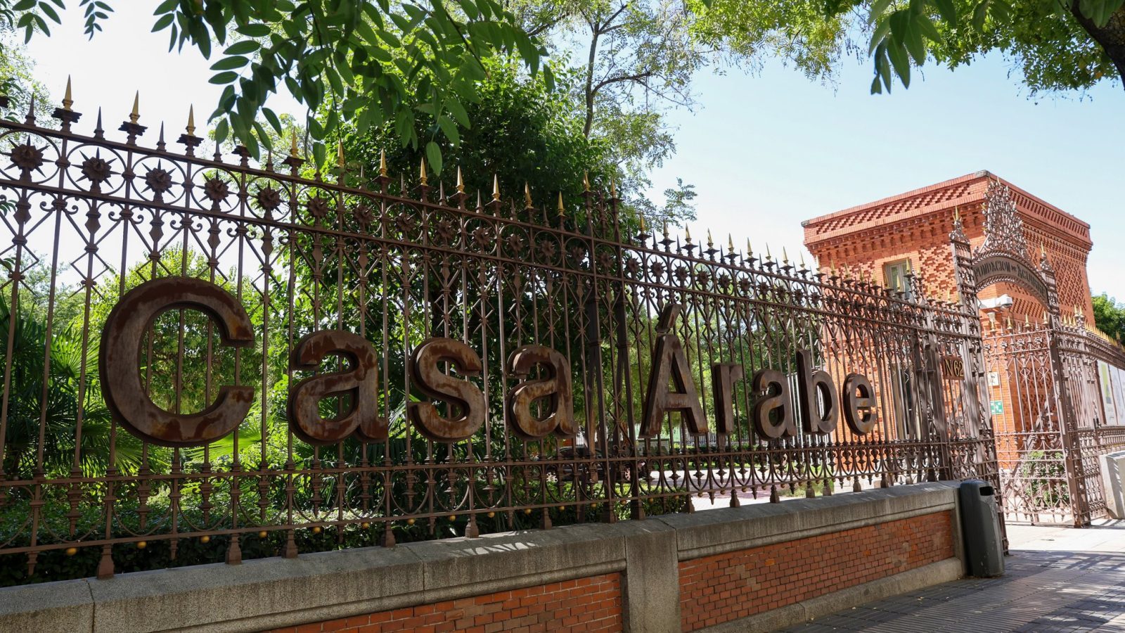 Los alumnos de la Casa Árabe piden a Almeida frenar el desalojo