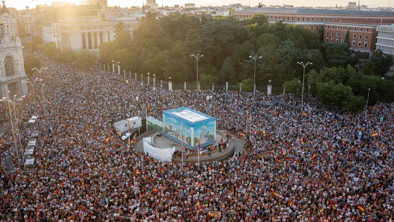 Miles de personas se concentran en Madrid: 'Ceuta no se vende, Ceuta se defiende'