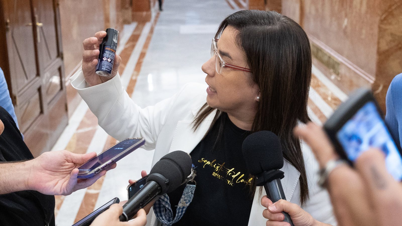 Armengol expulsa a una diputada del PP por mostrar un spray de gas pimienta Armengol expulsa a una diputada del PP por mostrar un spray de gas pimienta