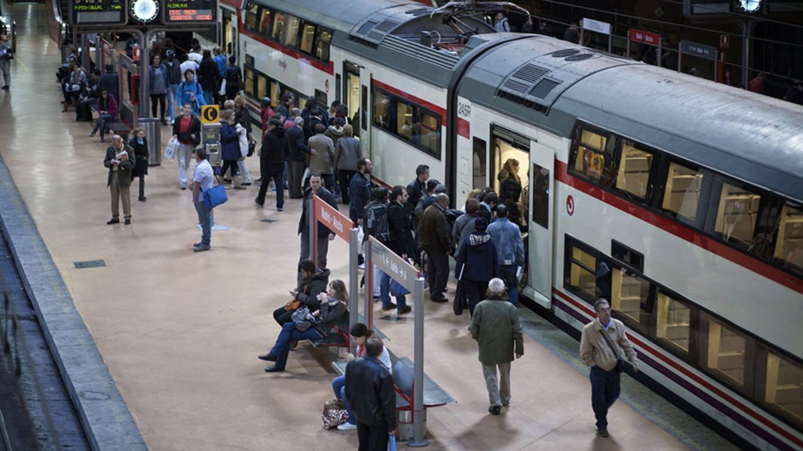 El Ayuntamiento pide al Gobierno aumentar recursos en Cercanías para reforzar el transporte en Madrid