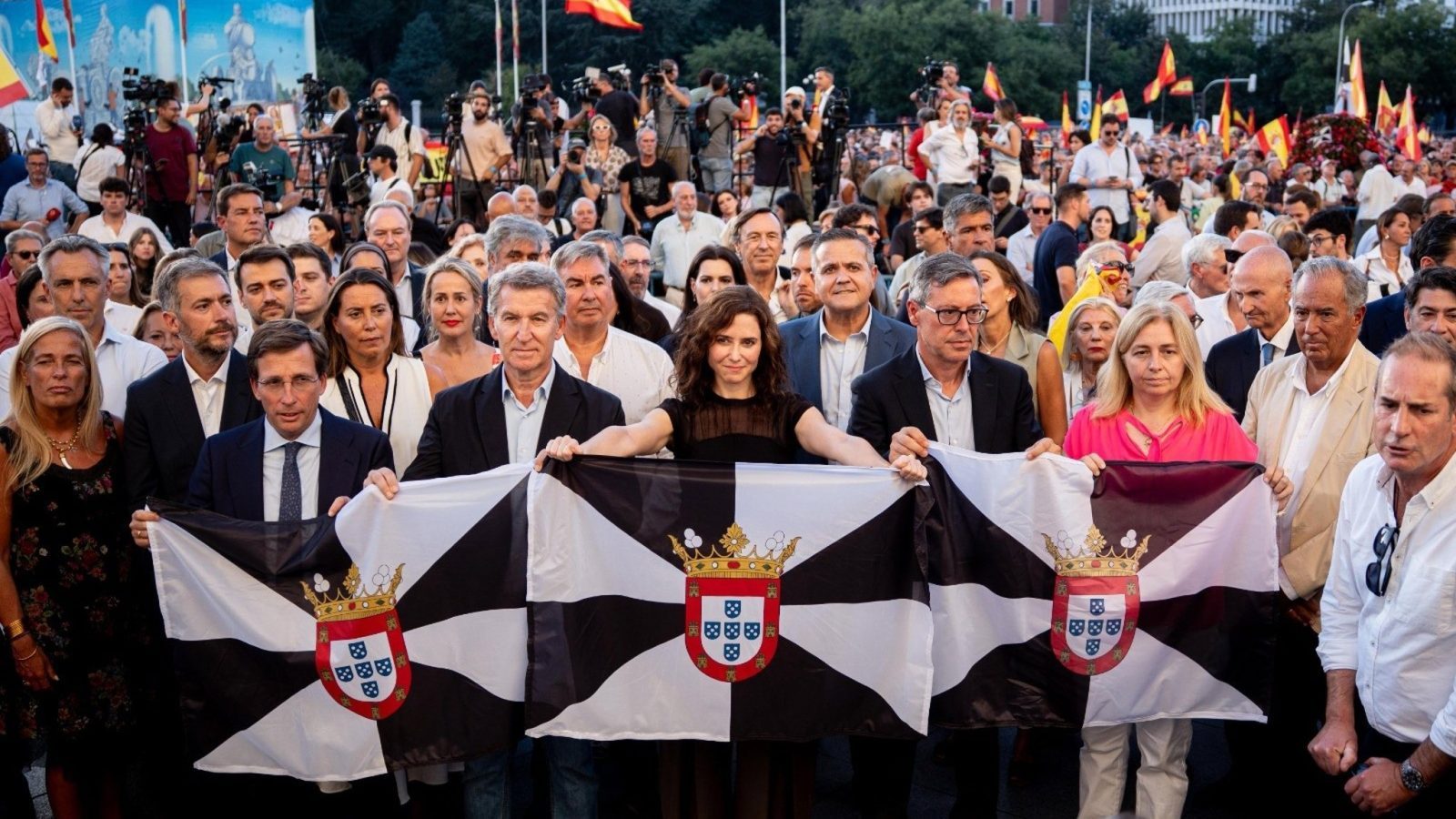 Ayuso exige la dimisión de Sánchez por dejar "abandonada a España"