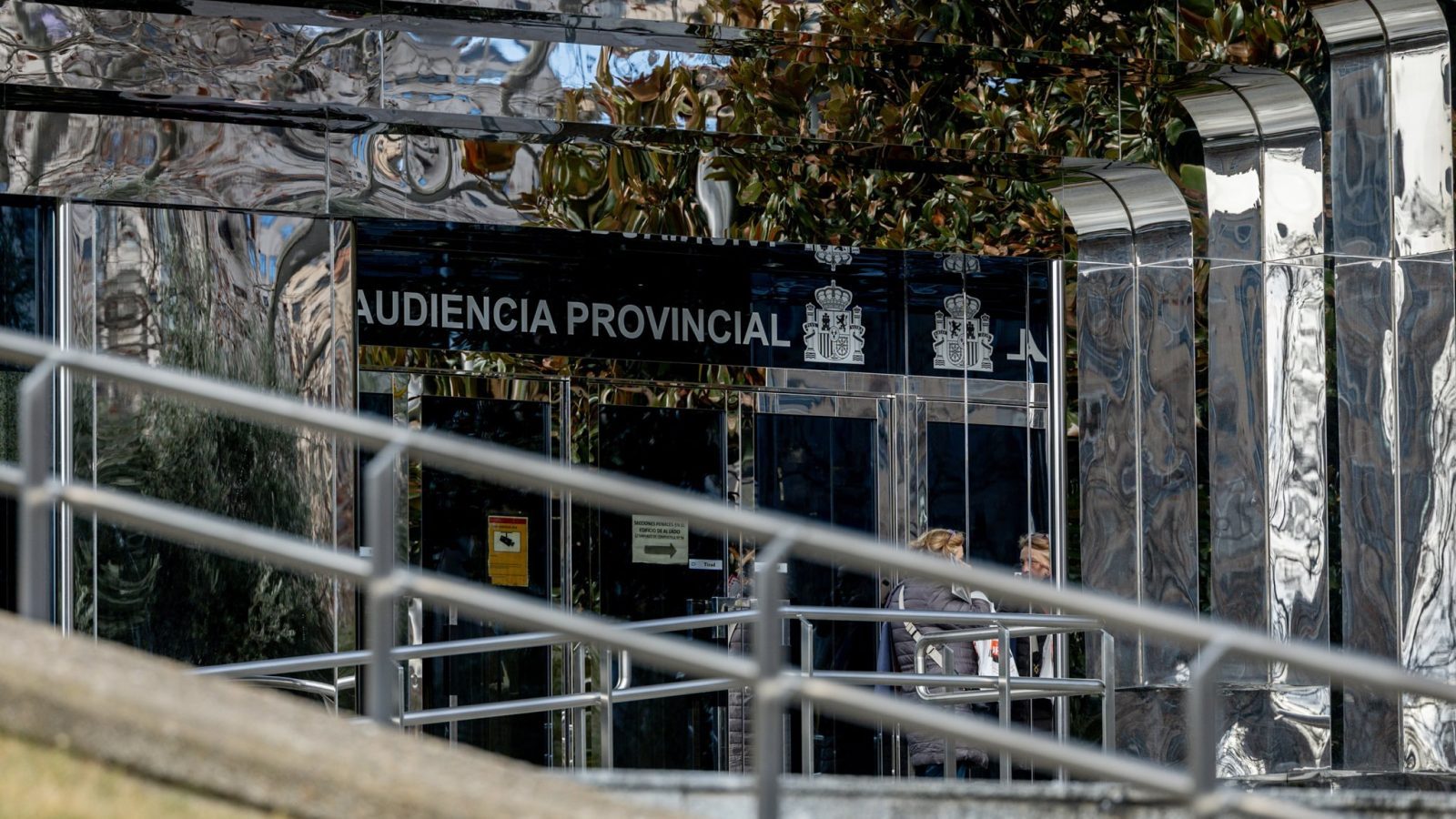 Juzgan a un hombre por insultar y escupir a dos mujeres por besarse en la calle Juzgan a un hombre por insultar y escupir a dos mujeres por besarse en la calle