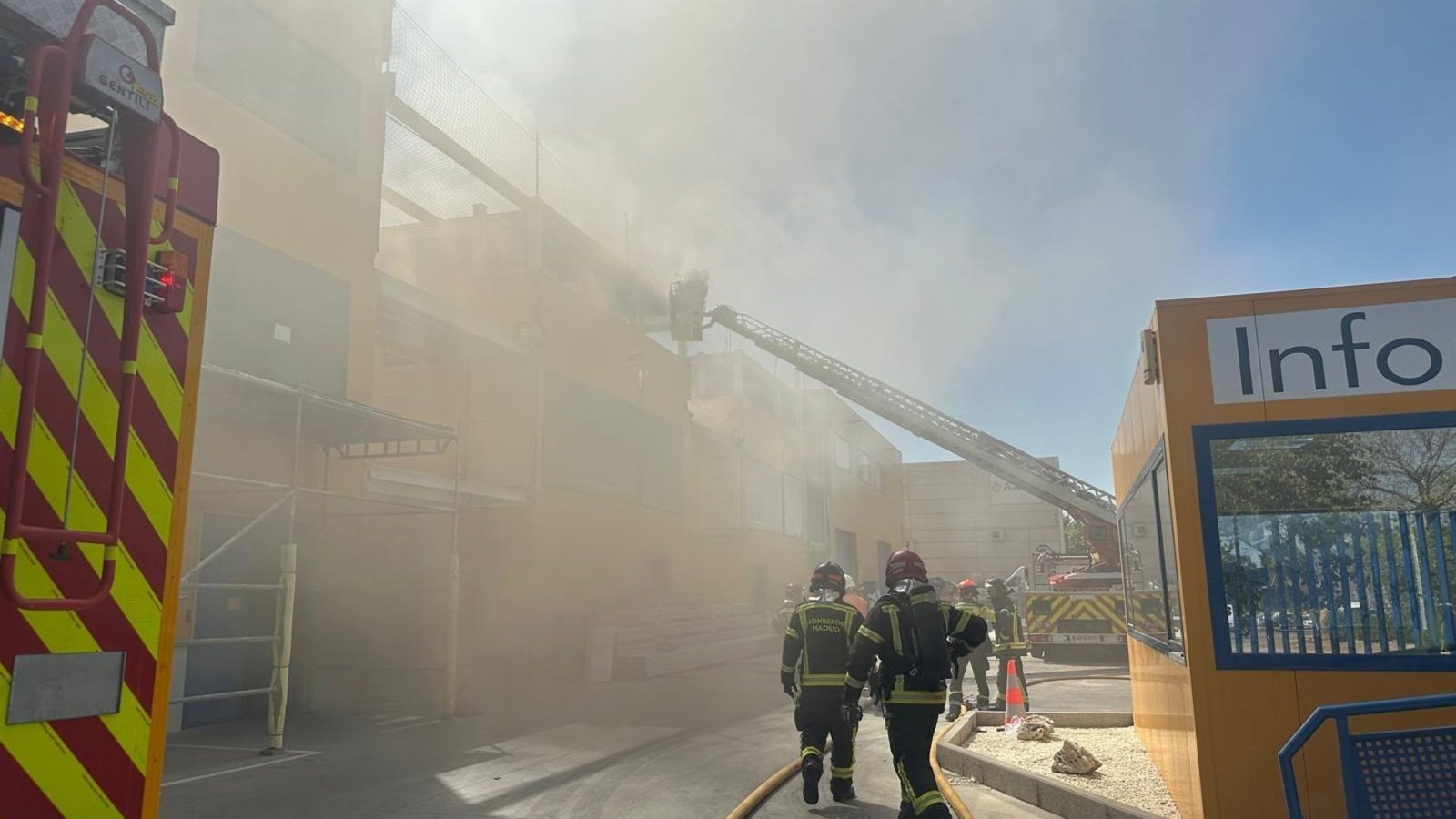 Los Bomberos de Madrid actúan contra un incendio en una nave de trasteros del Polígono de Marconi Los Bomberos de Madrid actúan contra un incendio en una nave de trasteros del Polígono de Marconi