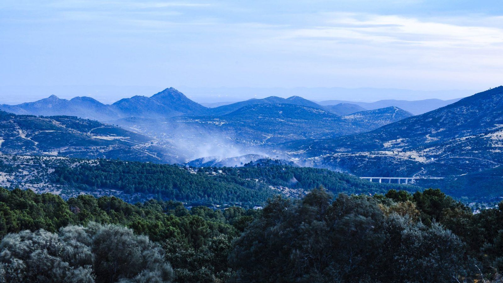 El incendio en Santa María de la Alameda queda controlado tras afectar 43 hectáreas El incendio en Santa María de la Alameda queda controlado tras afectar 43 hectáreas