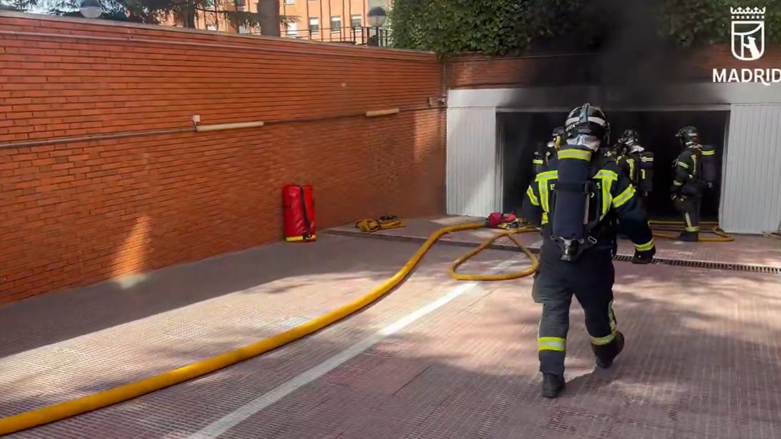 Diez dotaciones extinguen un incendio en un garaje de Chamartín que no causó víctimas