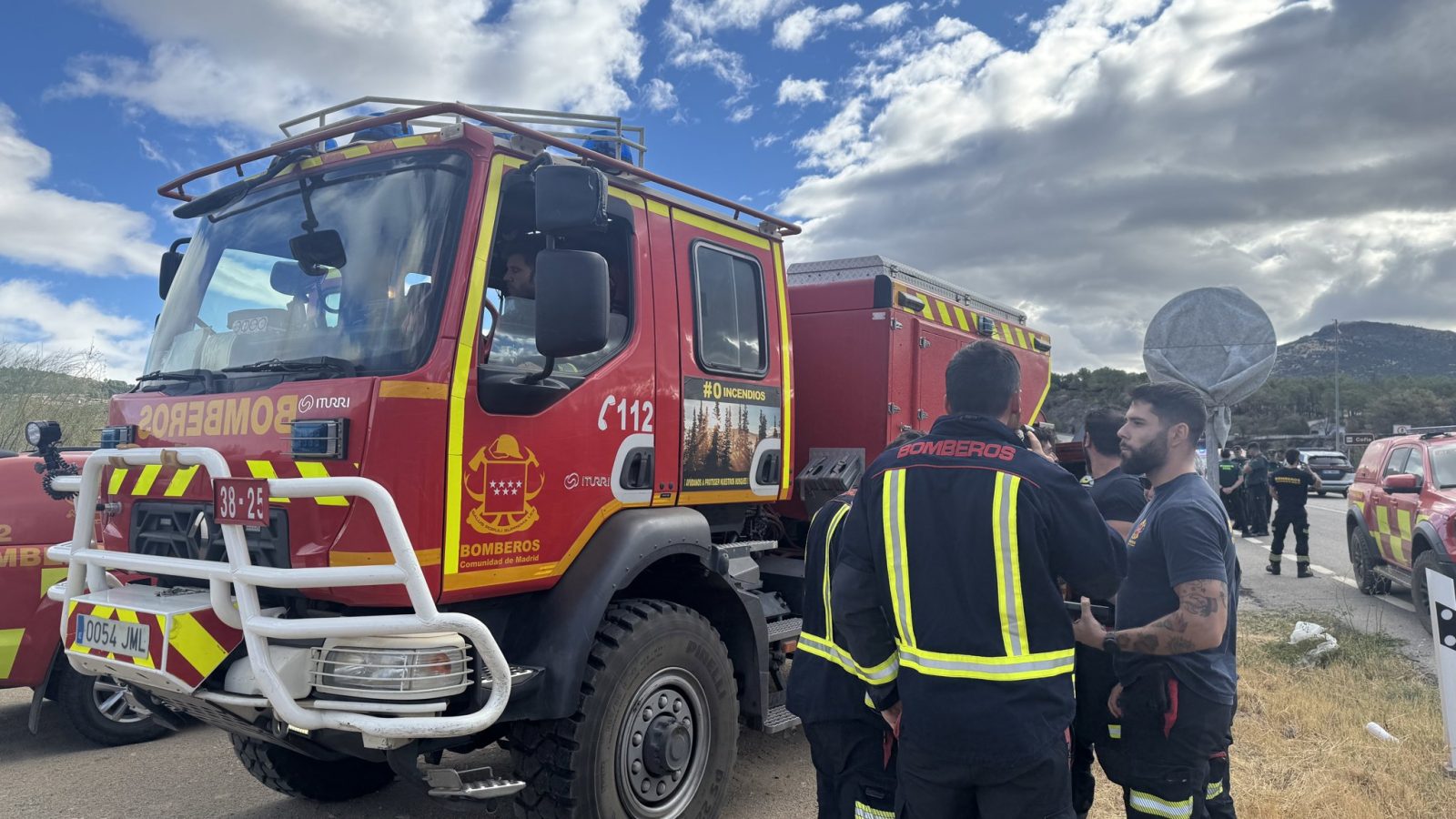 El incendio en Santa María de la Alameda queda estabilizado a la espera del cambio de vientos