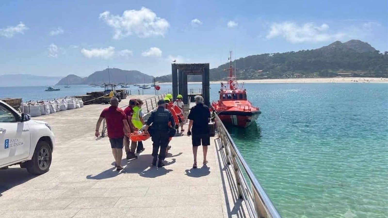 Evacúan de las Islas Cíes a un hombre de 70 años por lesiones en muñeca y rodilla Evacúan de las Islas Cíes a un hombre de 70 años por lesiones en muñeca y rodilla
