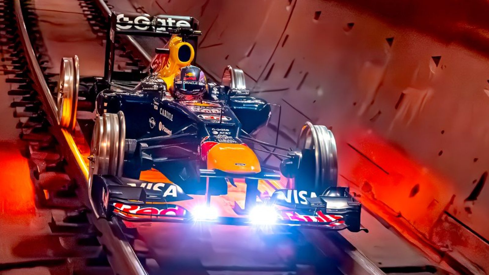 Un Fórmula 1 de Red Bull circula por las vías de Metro Un Fórmula 1 de Red Bull circula por las vías de Metro