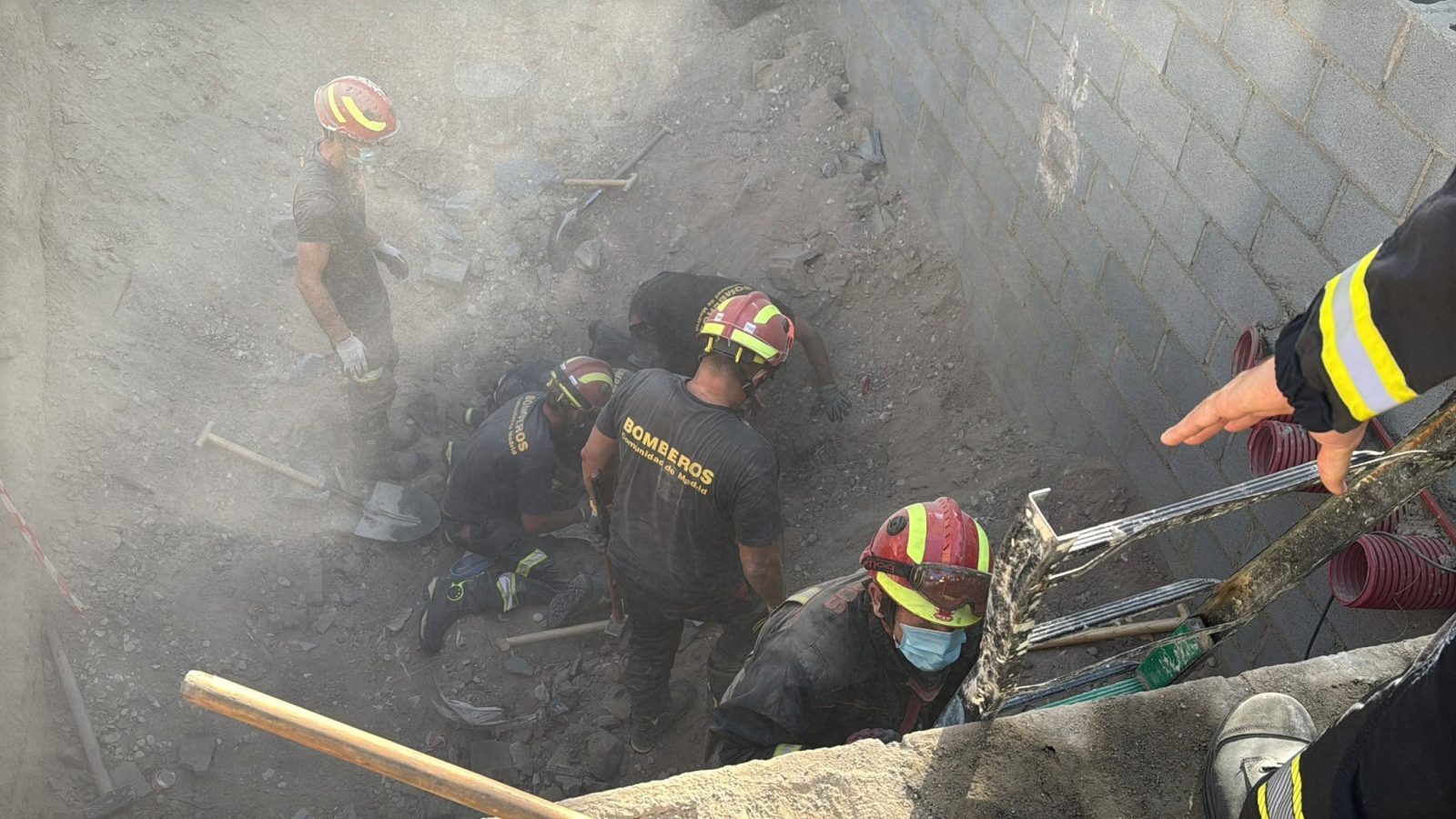 Un trabajador muere al quedar sepultado por el derrumbe de un muro en Alcobendas Un trabajador muere al quedar sepultado por el derrumbe de un muro en Alcobendas