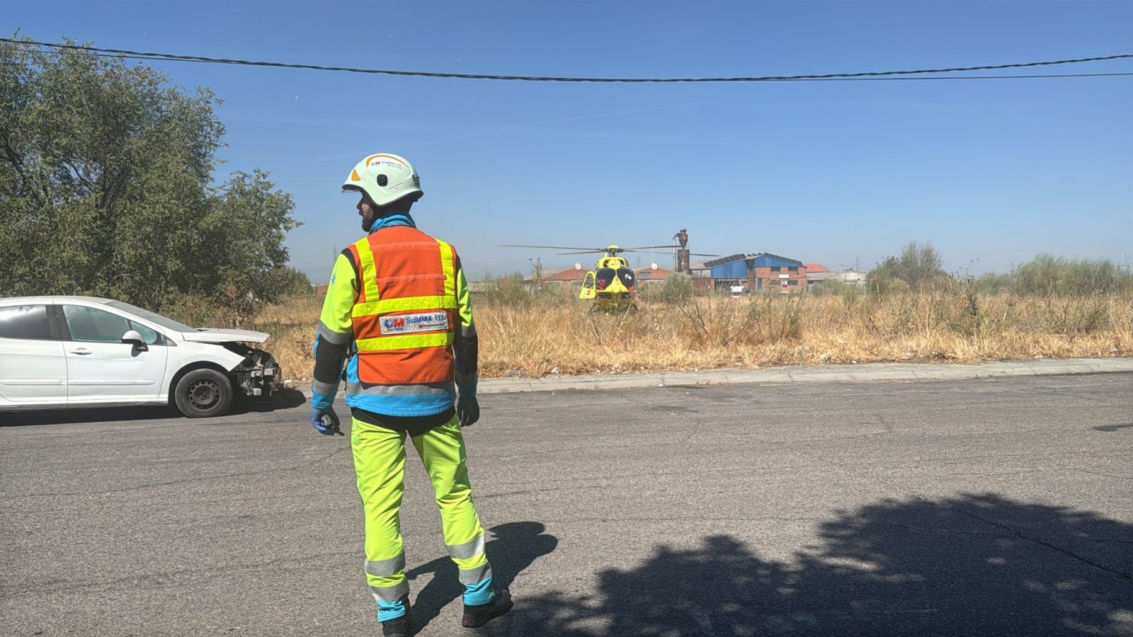 Un trabajador cae cuatro metros en una pastelería de Humanes