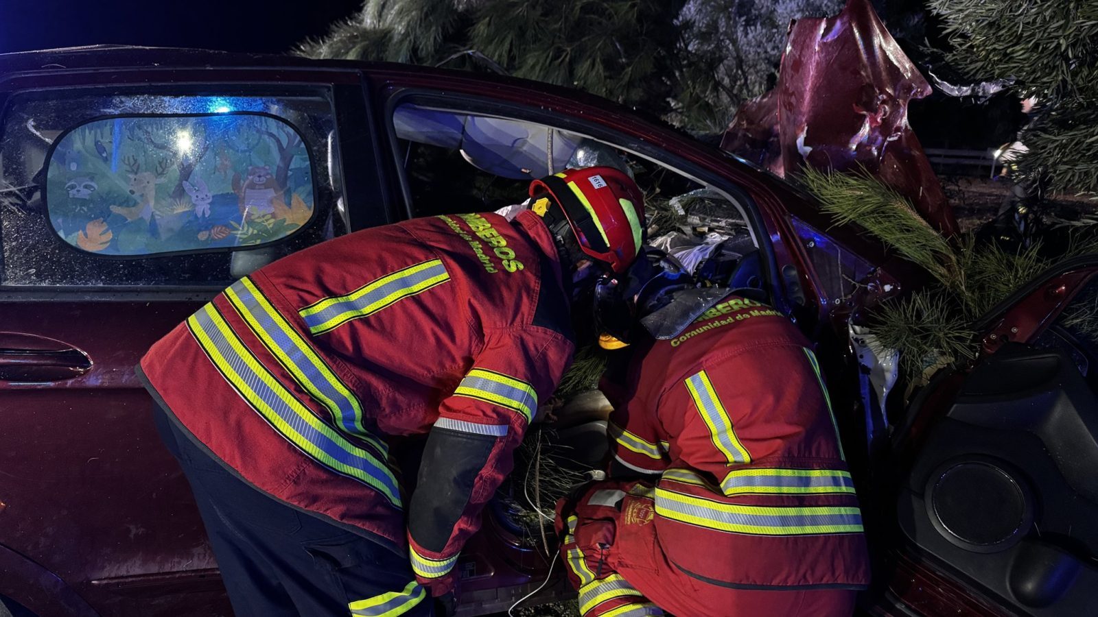 Un varón de 45 años, grave tras chocar su coche contra un árbol en una rotonda de Griñón Un varón de 45 años, grave tras chocar su coche contra un árbol en una rotonda de Griñón