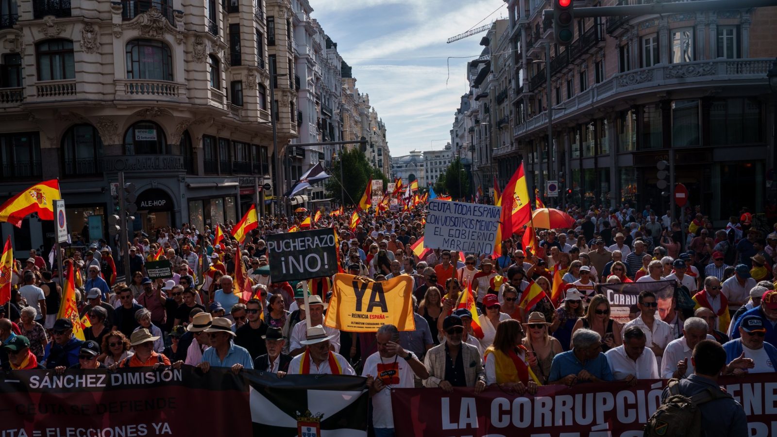 Miles de personas marchan de Cibeles a Moncloa para exigir elecciones Miles de personas marchan de Cibeles a Moncloa para exigir elecciones