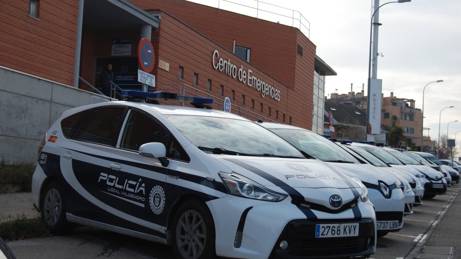 Tres menores entregan a la Policía una cartera con 205 euros hallada en Valdemoro Tres menores entregan a la Policía una cartera con 205 euros hallada en Valdemoro