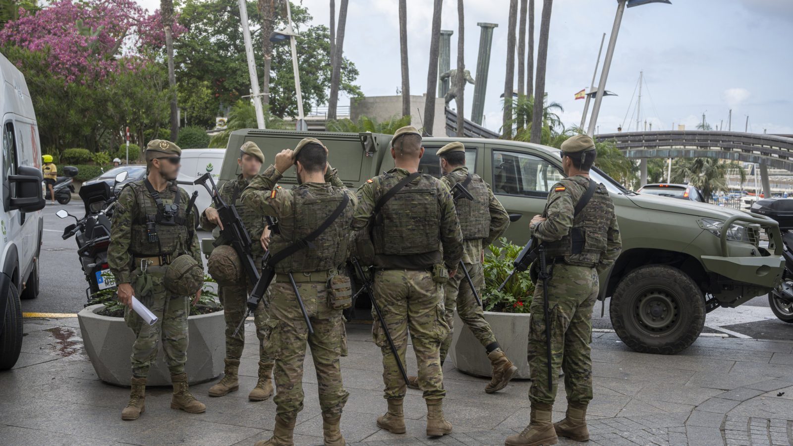 Dos militares ingresados en Madrid tras resultar heridos por inmigrantes en Ceuta Dos militares ingresados en Madrid tras resultar heridos por inmigrantes en Ceuta