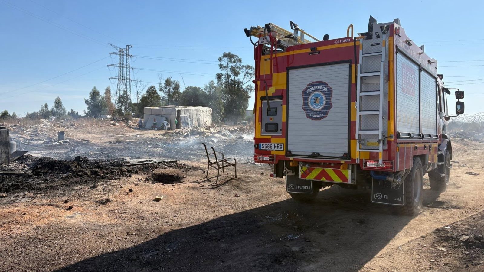 Un muerto tras arder una veintena de chabolas en Huelva Un muerto tras arder una veintena de chabolas en Huelva
