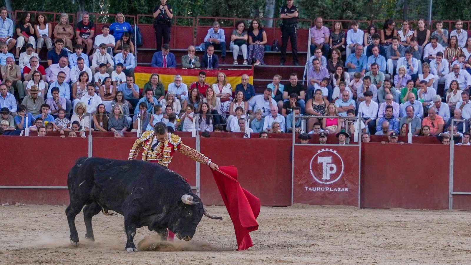 Álvaro Burdiel corta dos orejas y sale a hombros en Pozuelo Álvaro Burdiel corta dos orejas y sale a hombros en Pozuelo