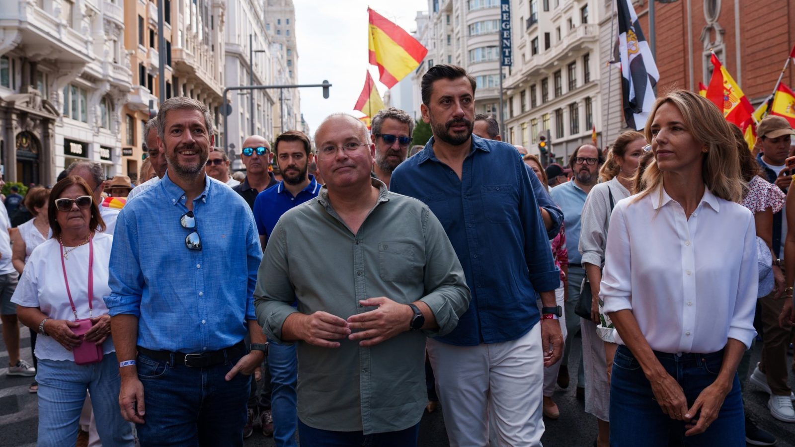 El PP se distancia de Vox y rechaza juzgar a Sánchez por traición El PP se distancia de Vox y rechaza juzgar a Sánchez por traición
