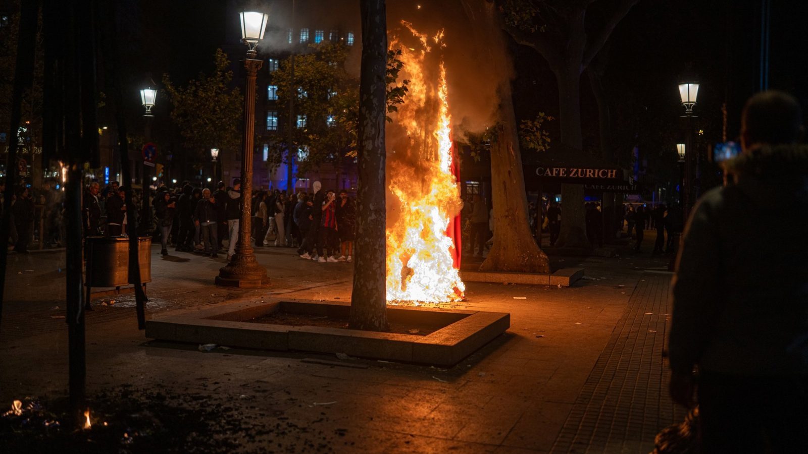 Barcelona: 128 detenidos, 72 de ellos menores de edad Barcelona: 128 detenidos, 72 de ellos menores de edad