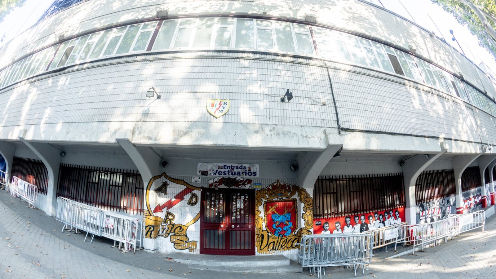La afición del Rayo denuncia a la RFEF por el cierre de una grada La afición del Rayo denuncia a la RFEF por el cierre de una grada