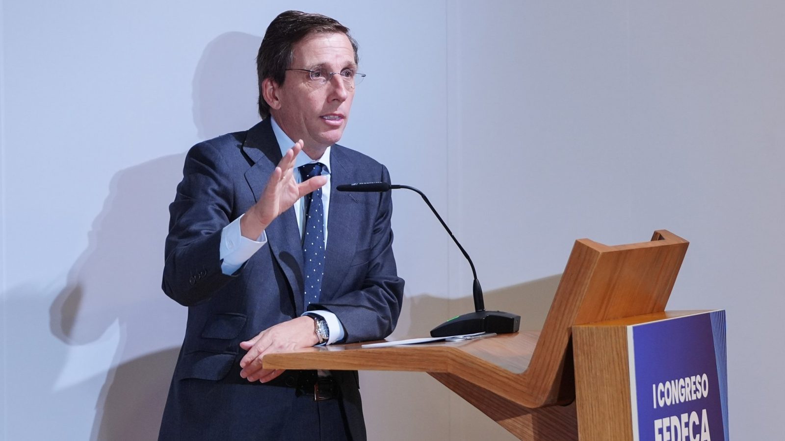 Almeida dice que no se puede fiar del "trilero" Pedro Sánchez
