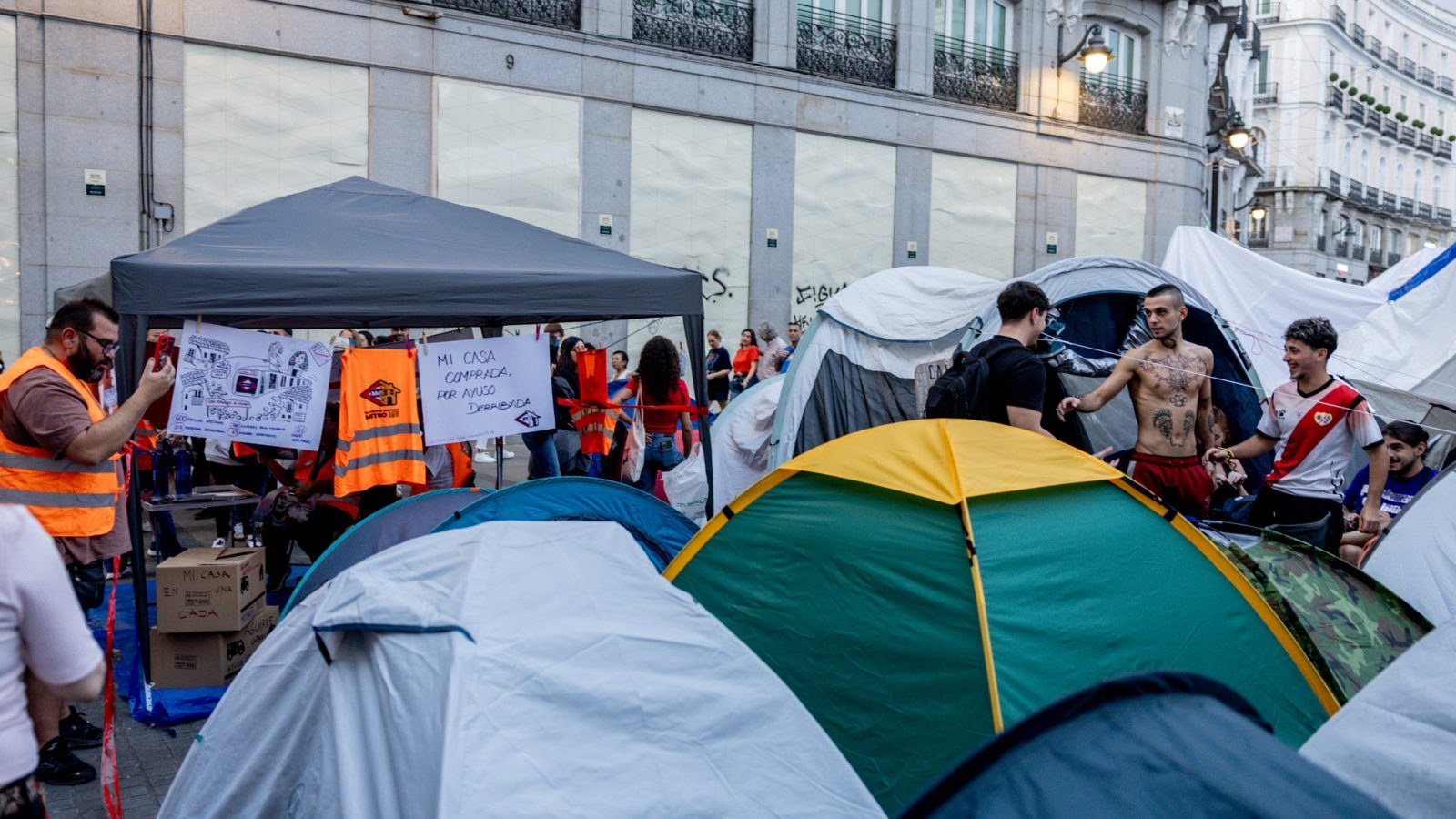 Almeida arremete contra el delegado por la acampada de Sol Almeida arremete contra el delegado por la acampada de Sol