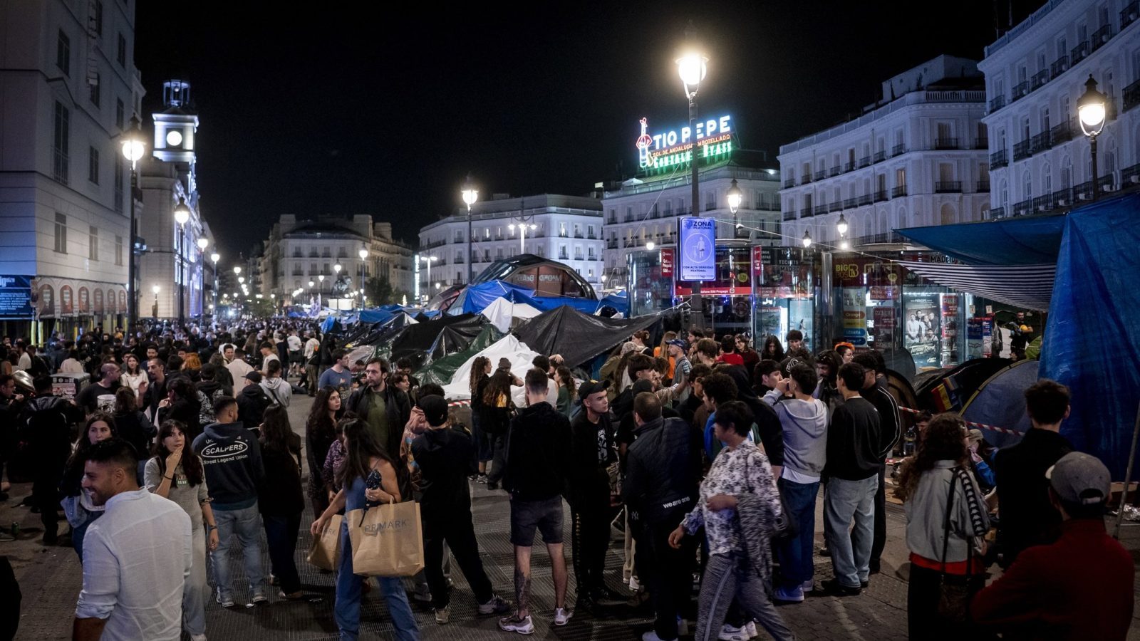El TSJM rechaza disolver la acampada de la Puerta del Sol El TSJM rechaza disolver la acampada de la Puerta del Sol