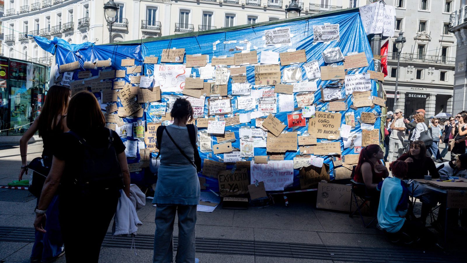 Ayuso denuncia agresiones a periodistas en la acampada de Sol