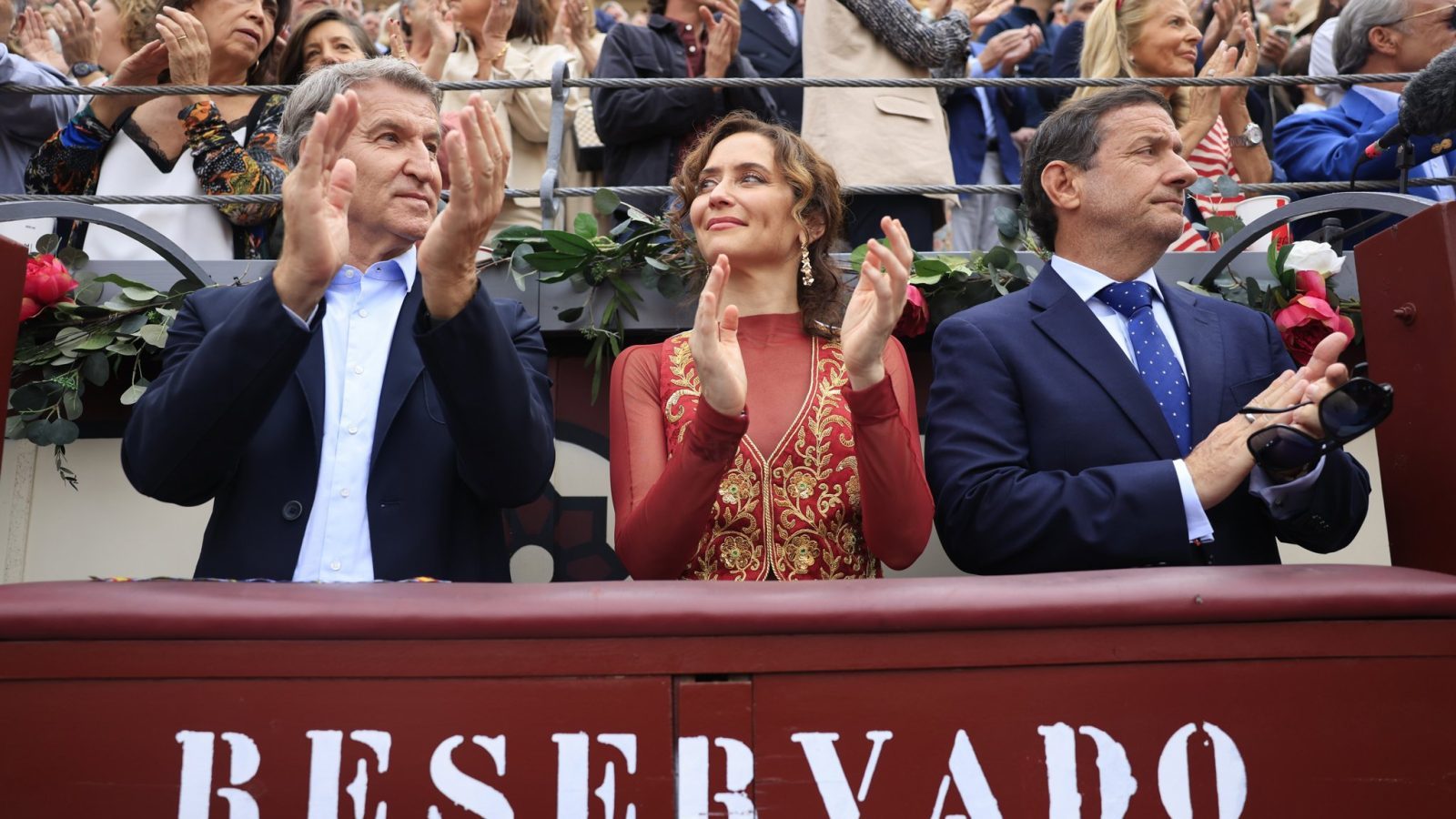 Ayuso y Feijóo, juntos en Las Ventas por la Hispanidad Ayuso y Feijóo, juntos en Las Ventas por la Hispanidad
