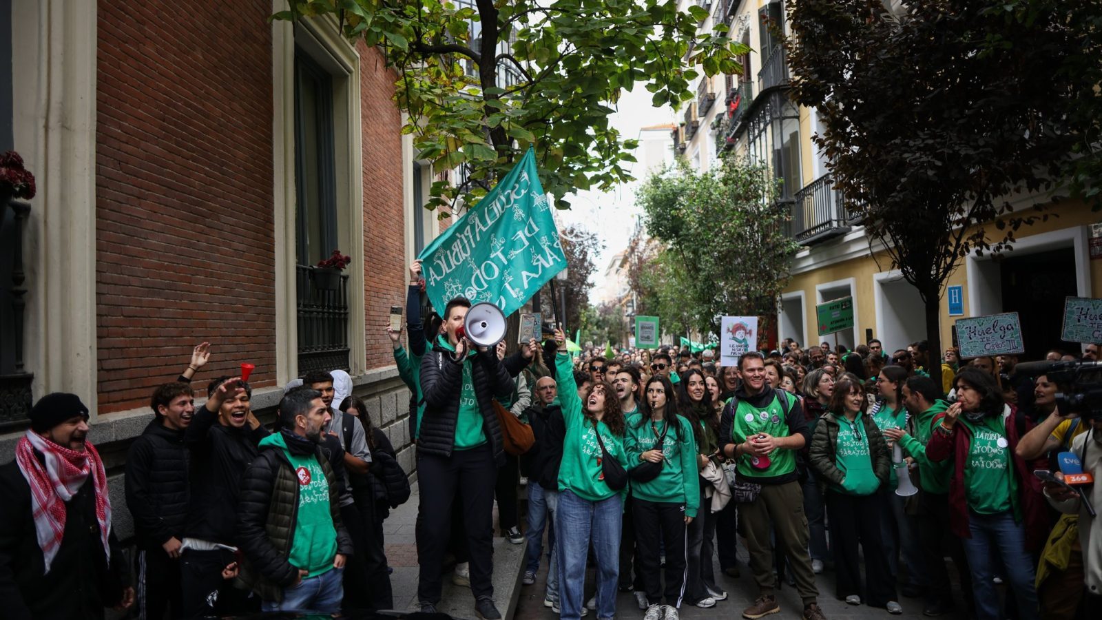 Ayuso tilda de "intolerables" los ataques de los manifestantes de la huelga educativa