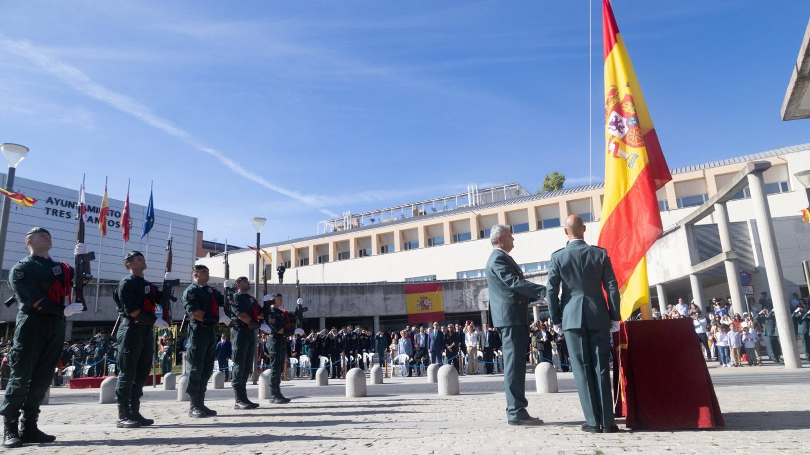 El Ayuntamiento de Tres Cantos iza la bandera por el Día de la Fiesta Nacional El Ayuntamiento de Tres Cantos iza la bandera por el Día de la Fiesta Nacional