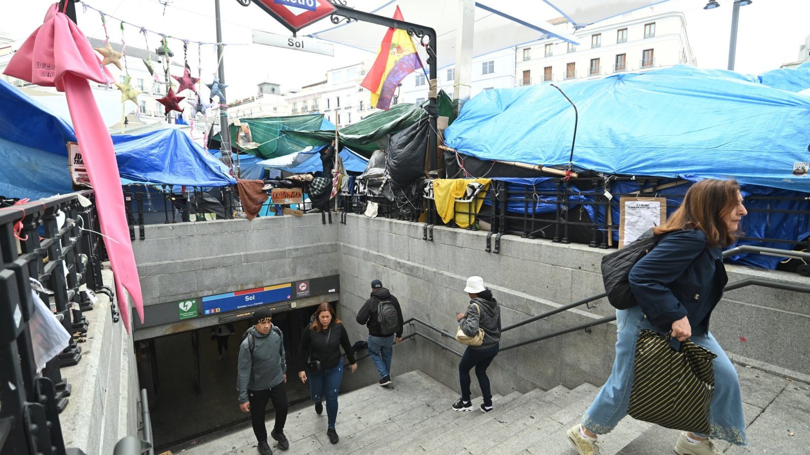 La Comunidad exige desalojar la acampada para no cerrar Sol La Comunidad exige desalojar la acampada para no cerrar Sol