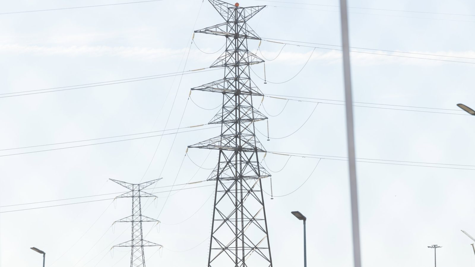 La Comunidad ve "dos años tarde" la ampliación de la red eléctrica