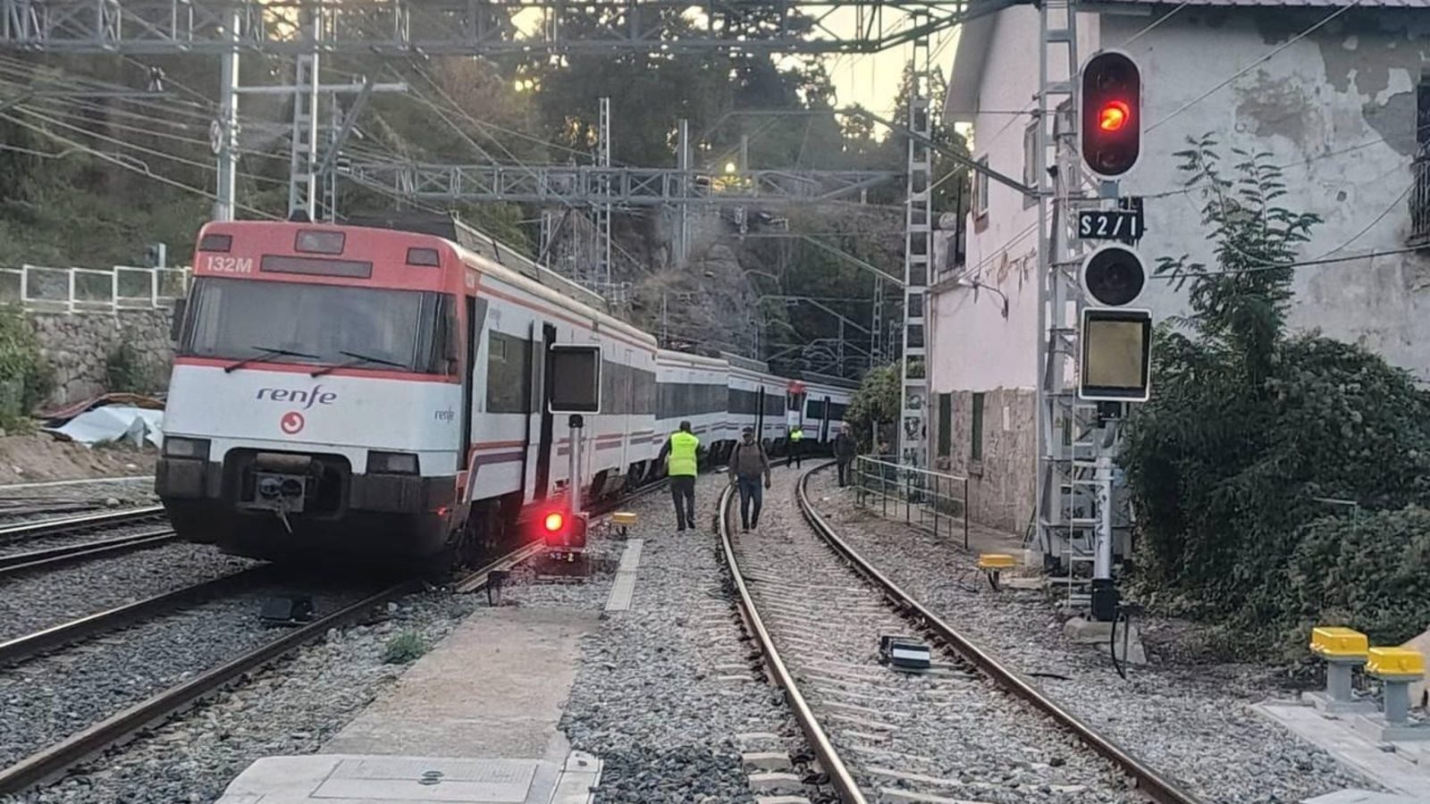 La salida de vía de un tren corta la C-8b en Cercedilla La salida de vía de un tren corta la C-8b en Cercedilla