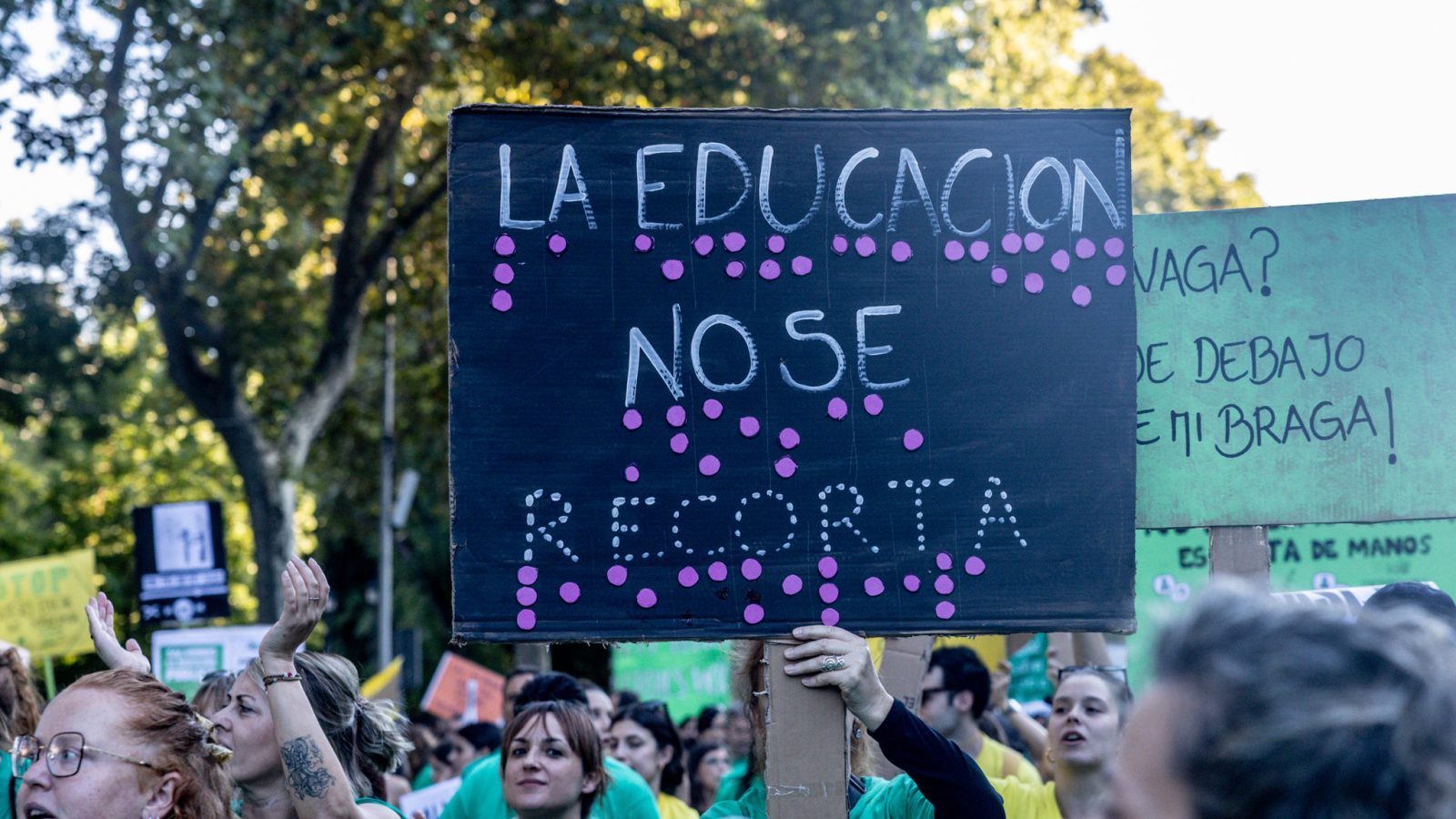 Manifestantes por la educación pública cortan la A-3 en Madrid Manifestantes por la educación pública cortan la A-3 en Madrid