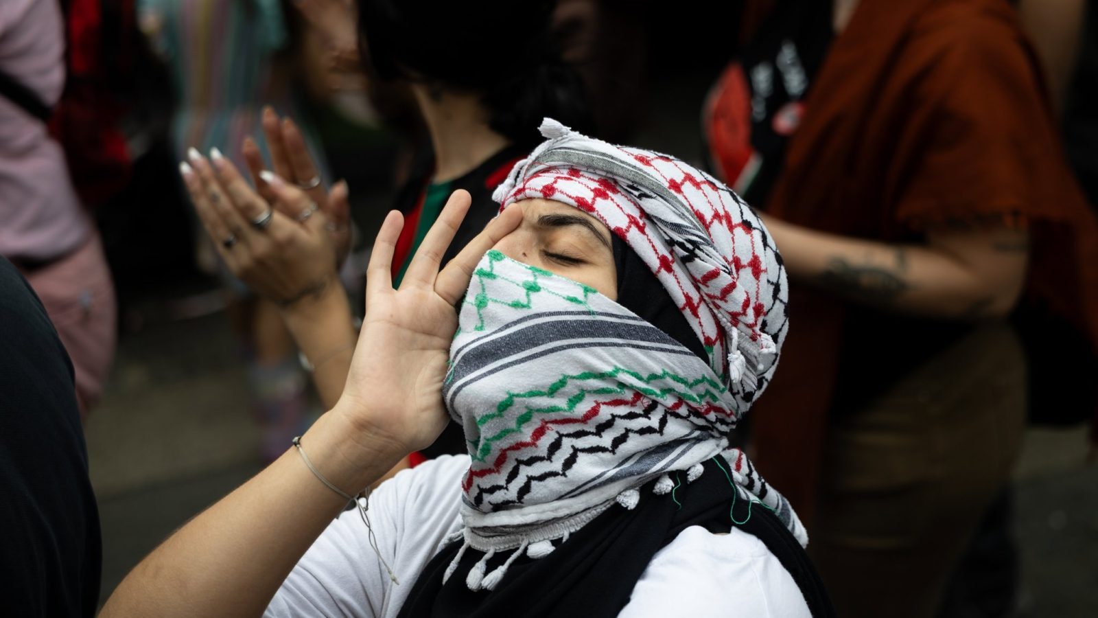 Cientos de personas protestan contra Netanyahu frente al Reina Sofía Cientos de personas protestan contra Netanyahu frente al Reina Sofía