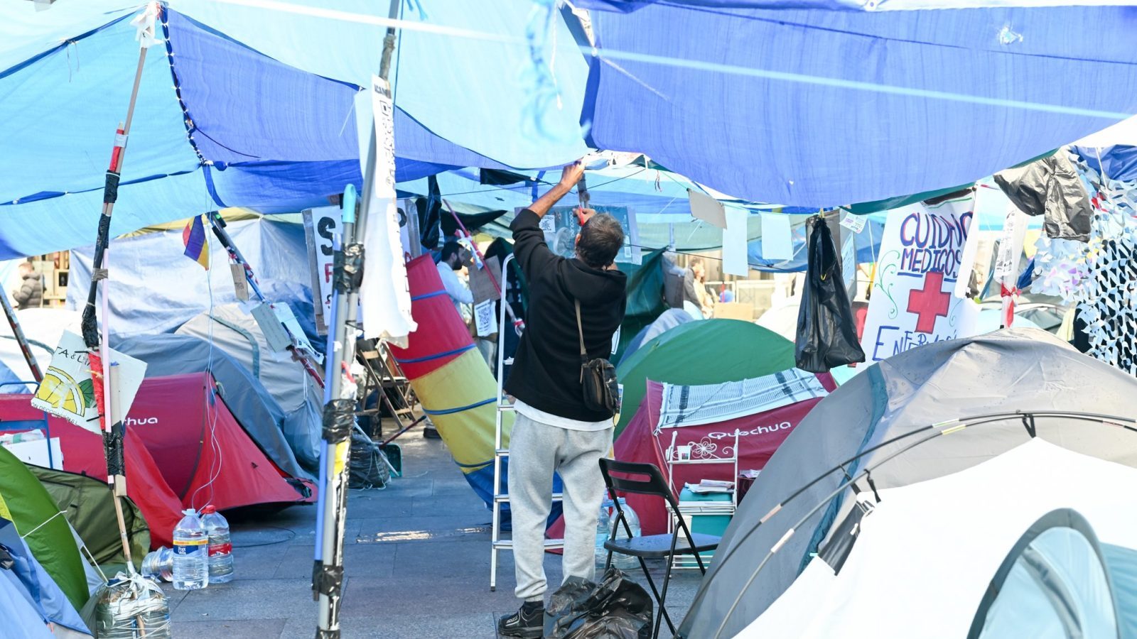 La Delegación del Gobierno pide levantar la acampada de Sol La Delegación del Gobierno pide levantar la acampada de Sol