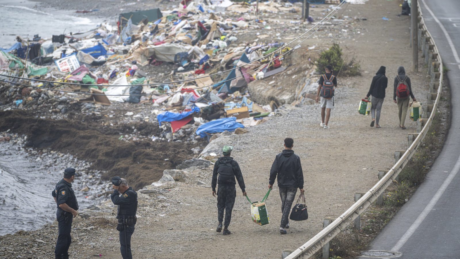 Ceuta desaloja a 500 migrantes con más de 350 agentes Ceuta desaloja a 500 migrantes con más de 350 agentes