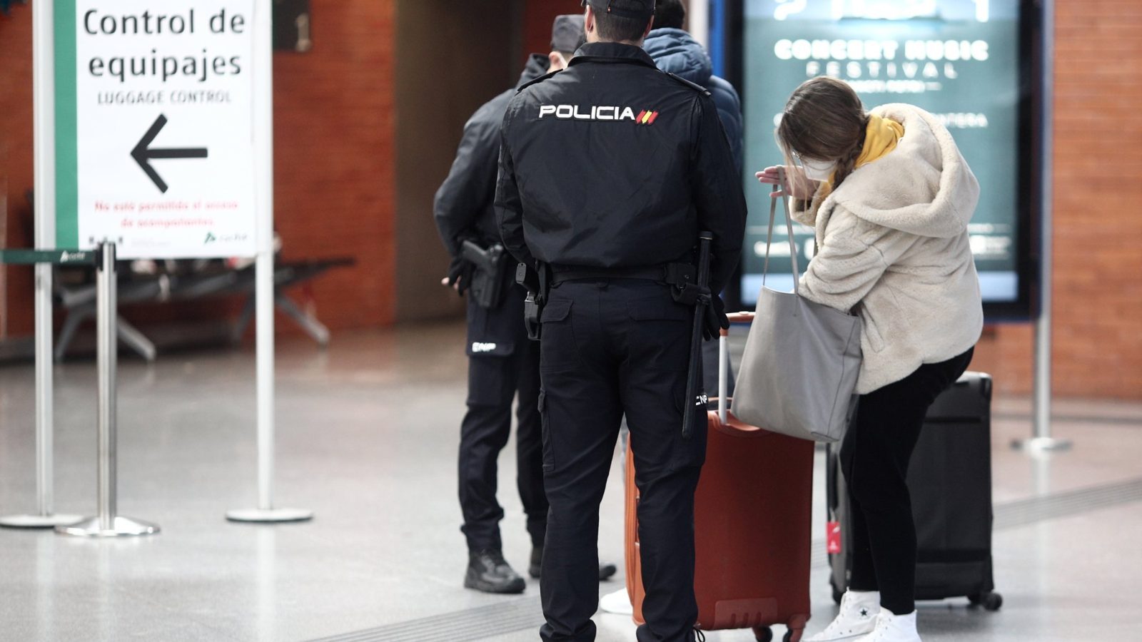 Detenido en Atocha con casi 400.000 euros en billetes falsos de 200 Detenido en Atocha con casi 400.000 euros en billetes falsos de 200
