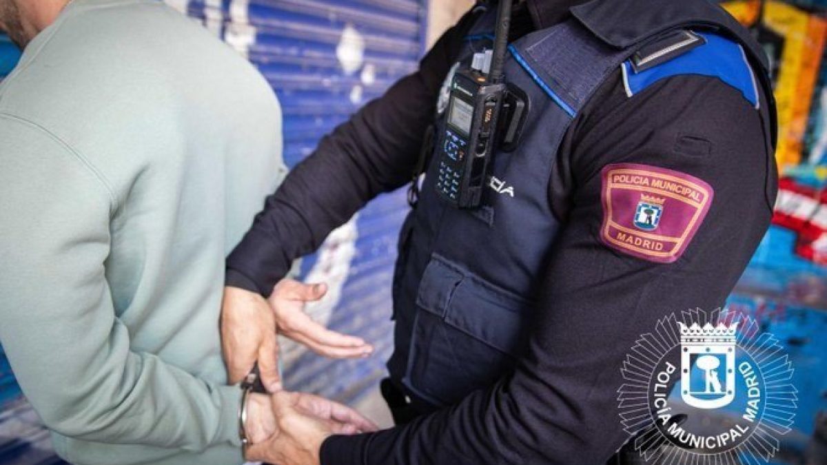 La Policía Municipal detiene a un joven con tusi en las fiestas del Pilar La Policía Municipal detiene a un joven con tusi en las fiestas del Pilar