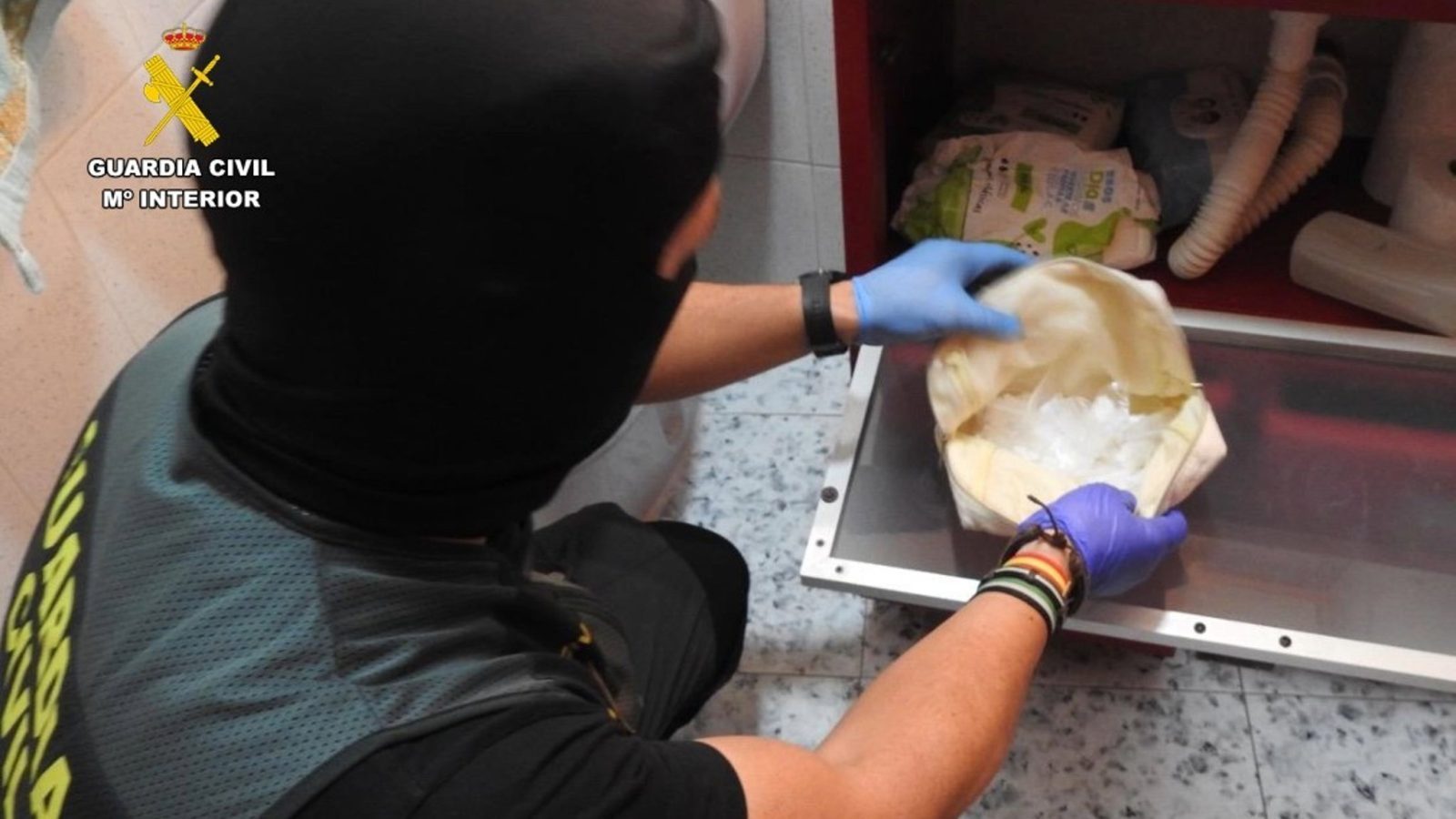 La Guardia Civil detiene a tres miembros de un clan por un punto de venta de cocaína en Villaconejos La Guardia Civil detiene a tres miembros de un clan por un punto de venta de cocaína en Villaconejos